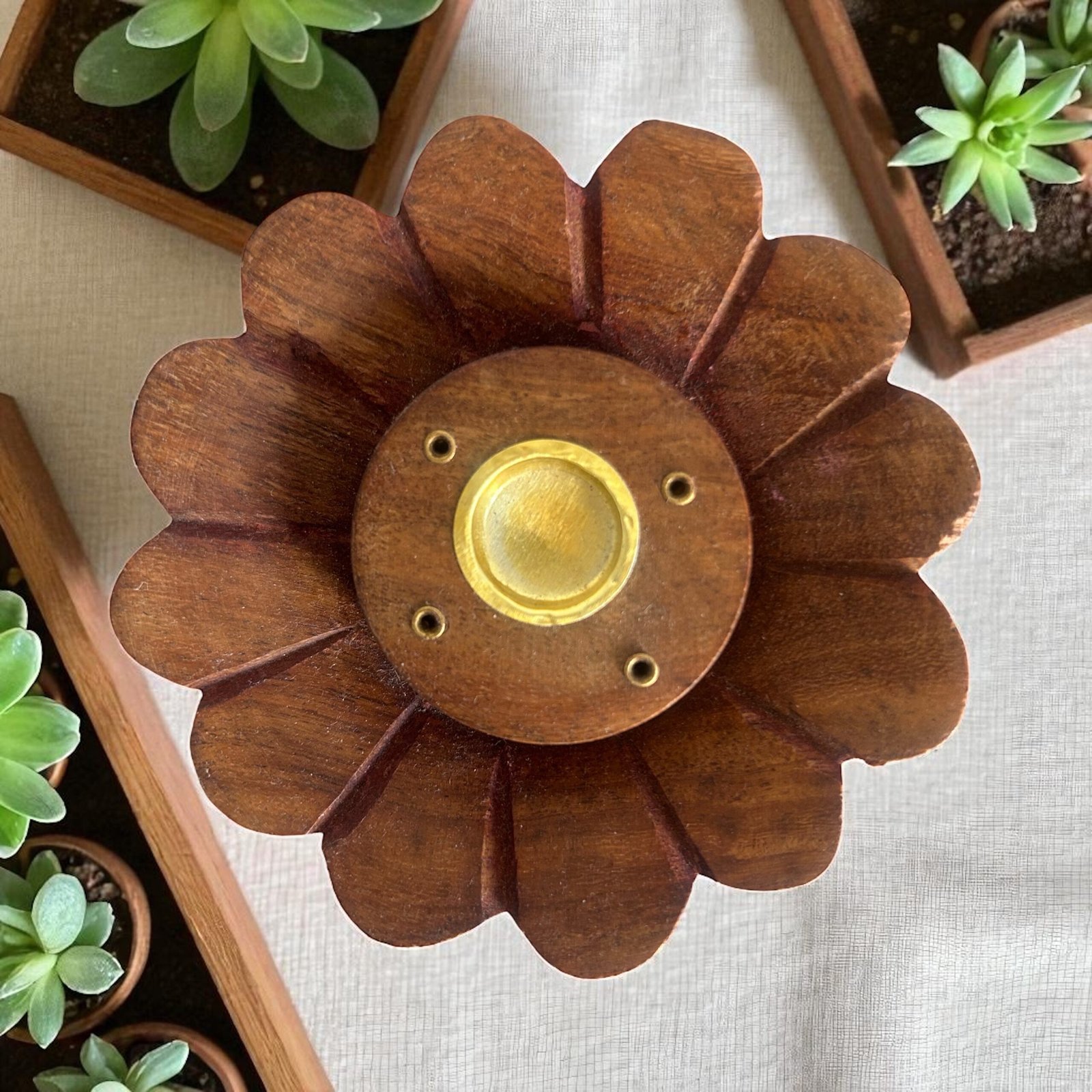 Porte-encens en bois sculpté – Image 3