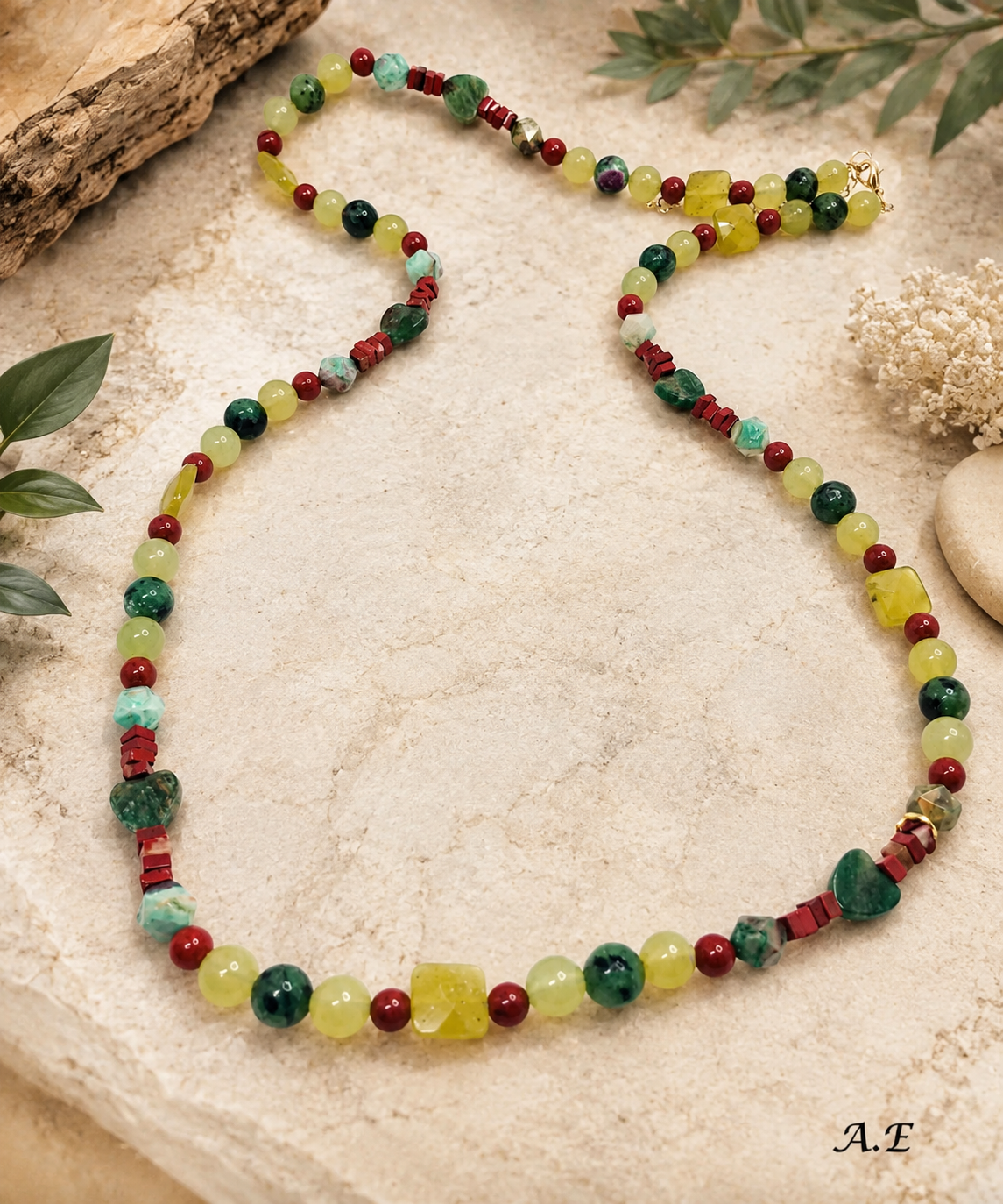 Collier de perles naturelles de Serpentine, Jade vert, Agate verte, Jaspe rouge et de Rubyzoisite. – Image 2