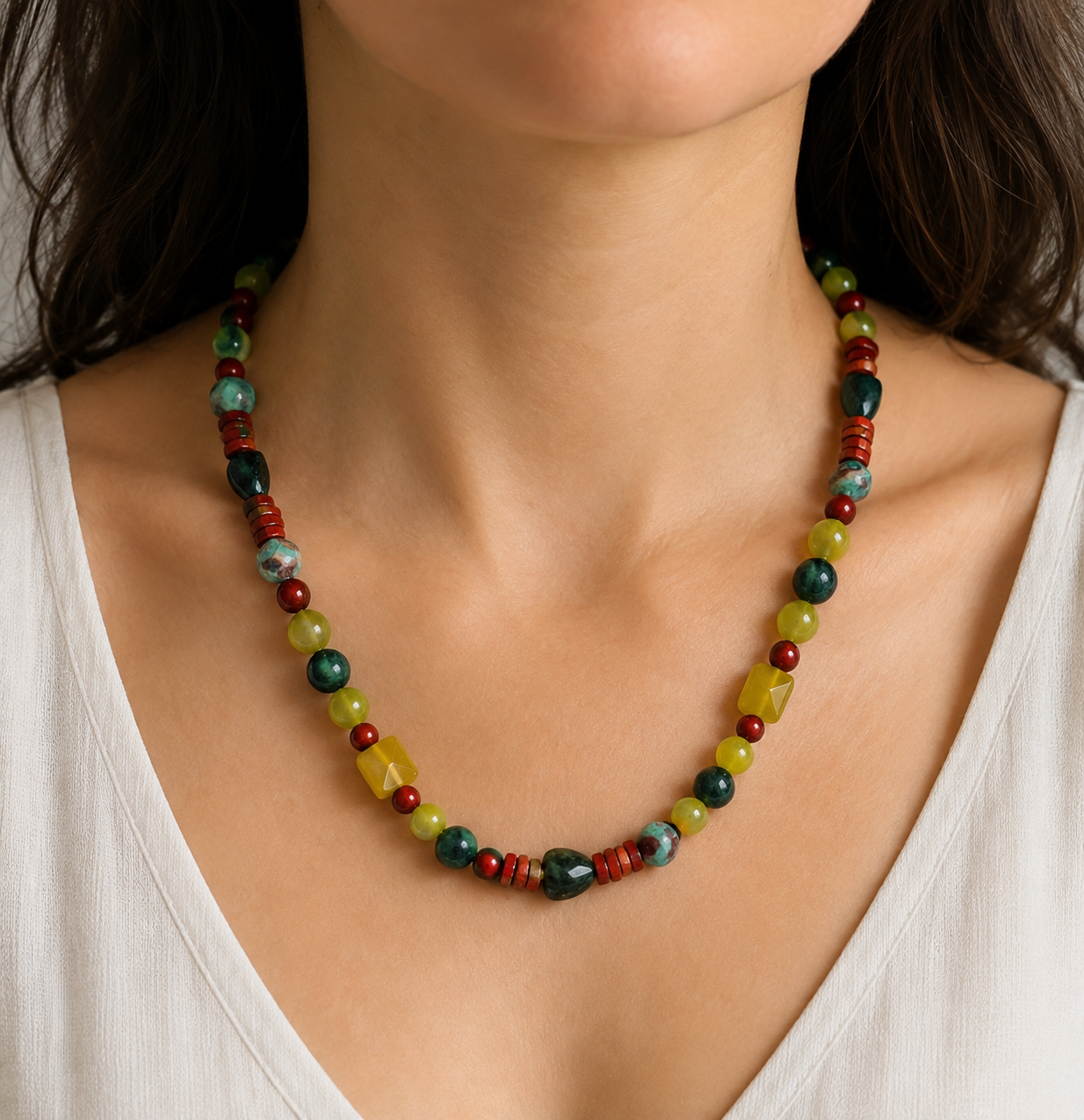 Collier de perles naturelles de Serpentine, Jade vert, Agate verte, Jaspe rouge et de Rubyzoisite.