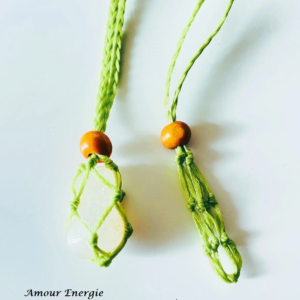 Collier porte Minjéraux en macramé en corde de chanvre.